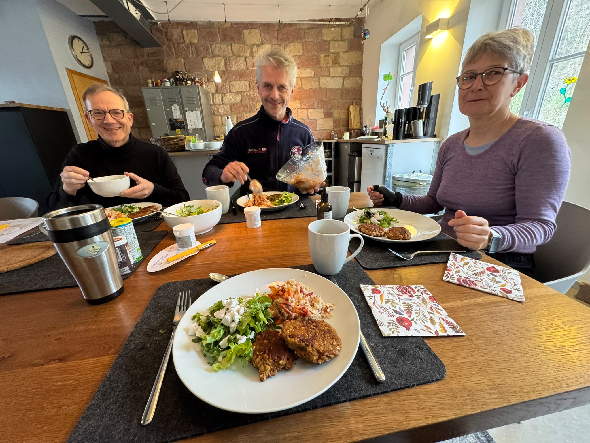 Gemeinsame Mahlzeit am Tisch in der Kaiserbacher Mühle