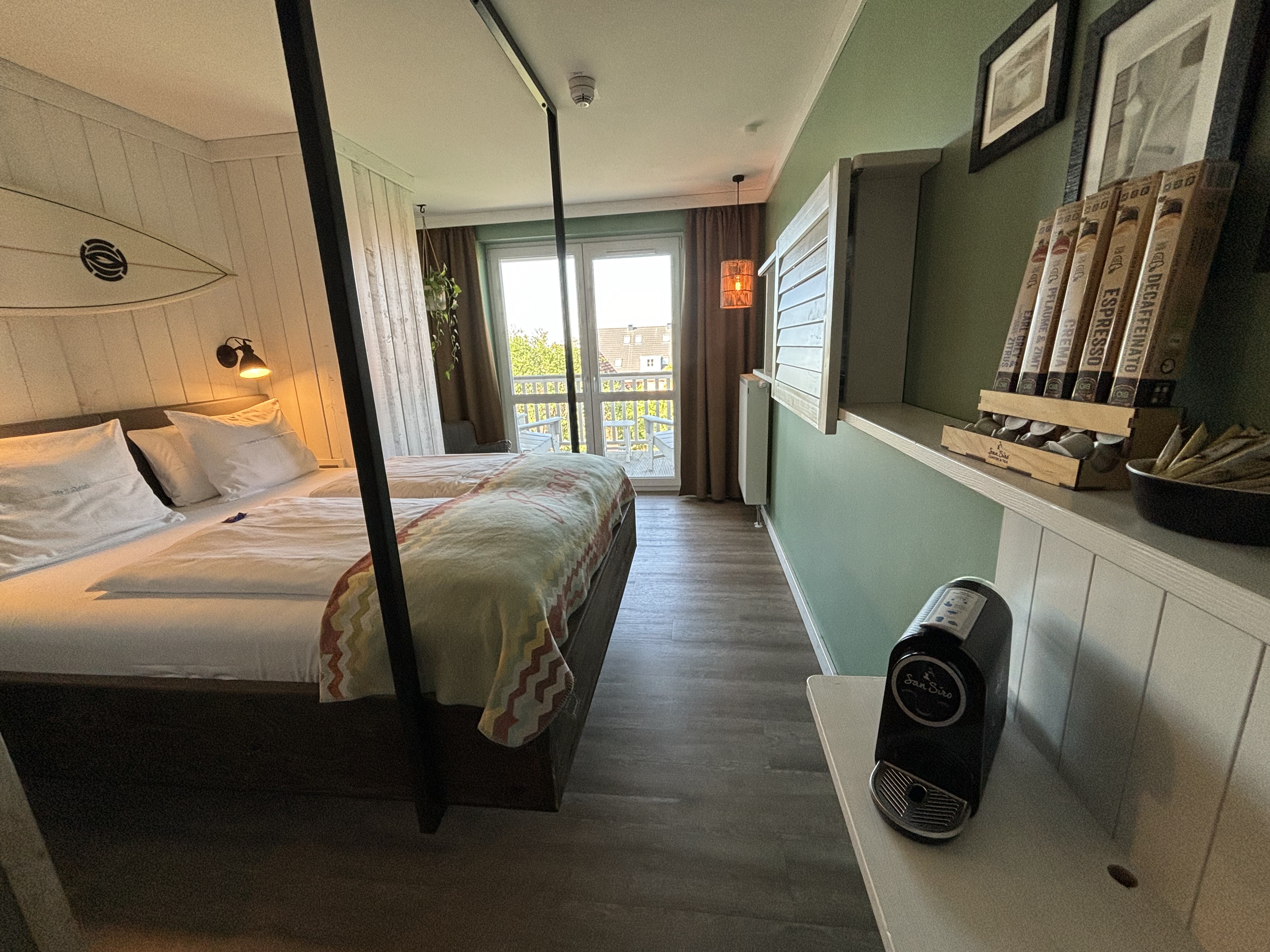 Zimmer im Beach Motel mit Surfbrett-Deko und Balkon