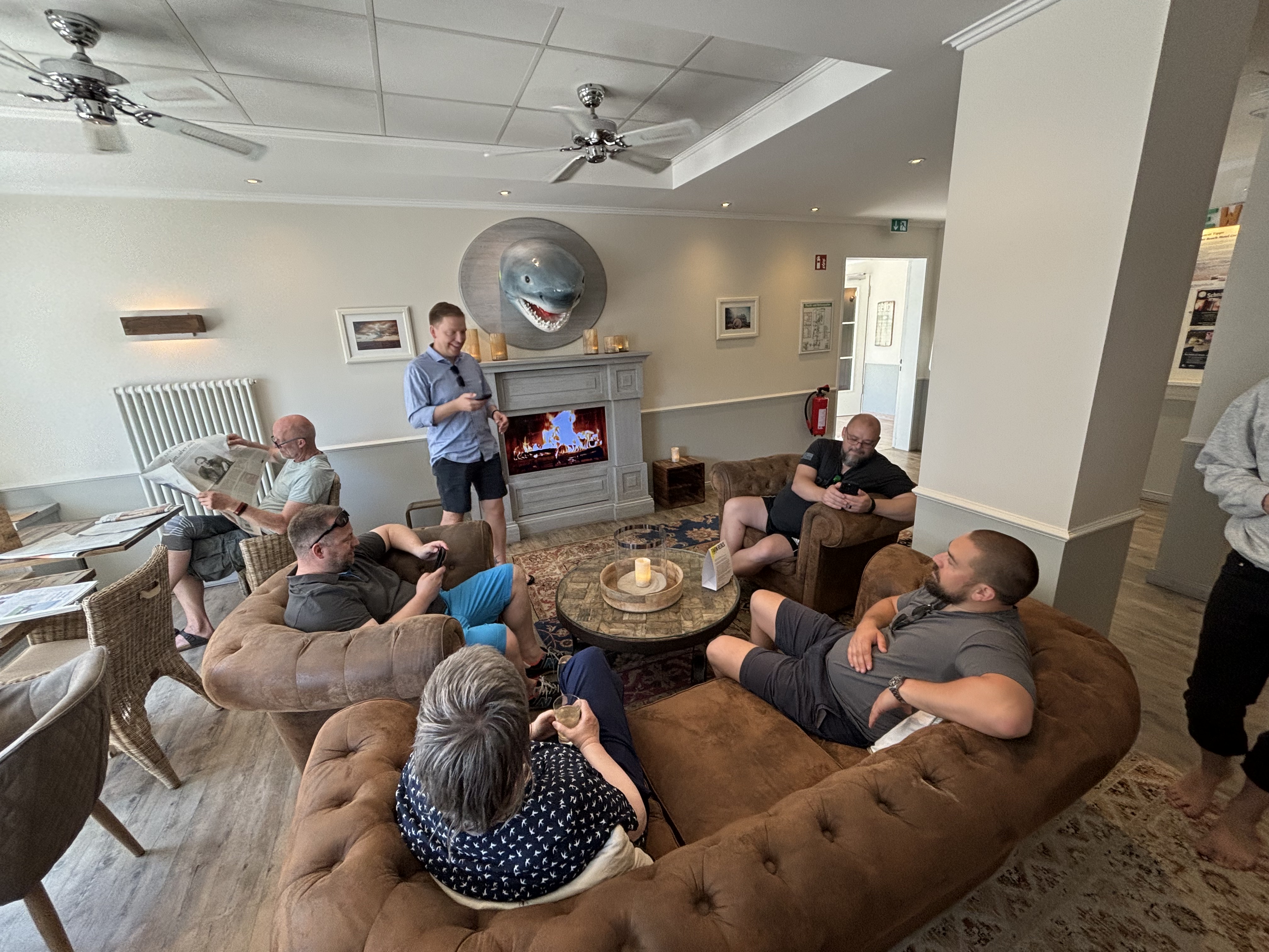 Gemütliche Lounge mit Kamin im Beach Motel