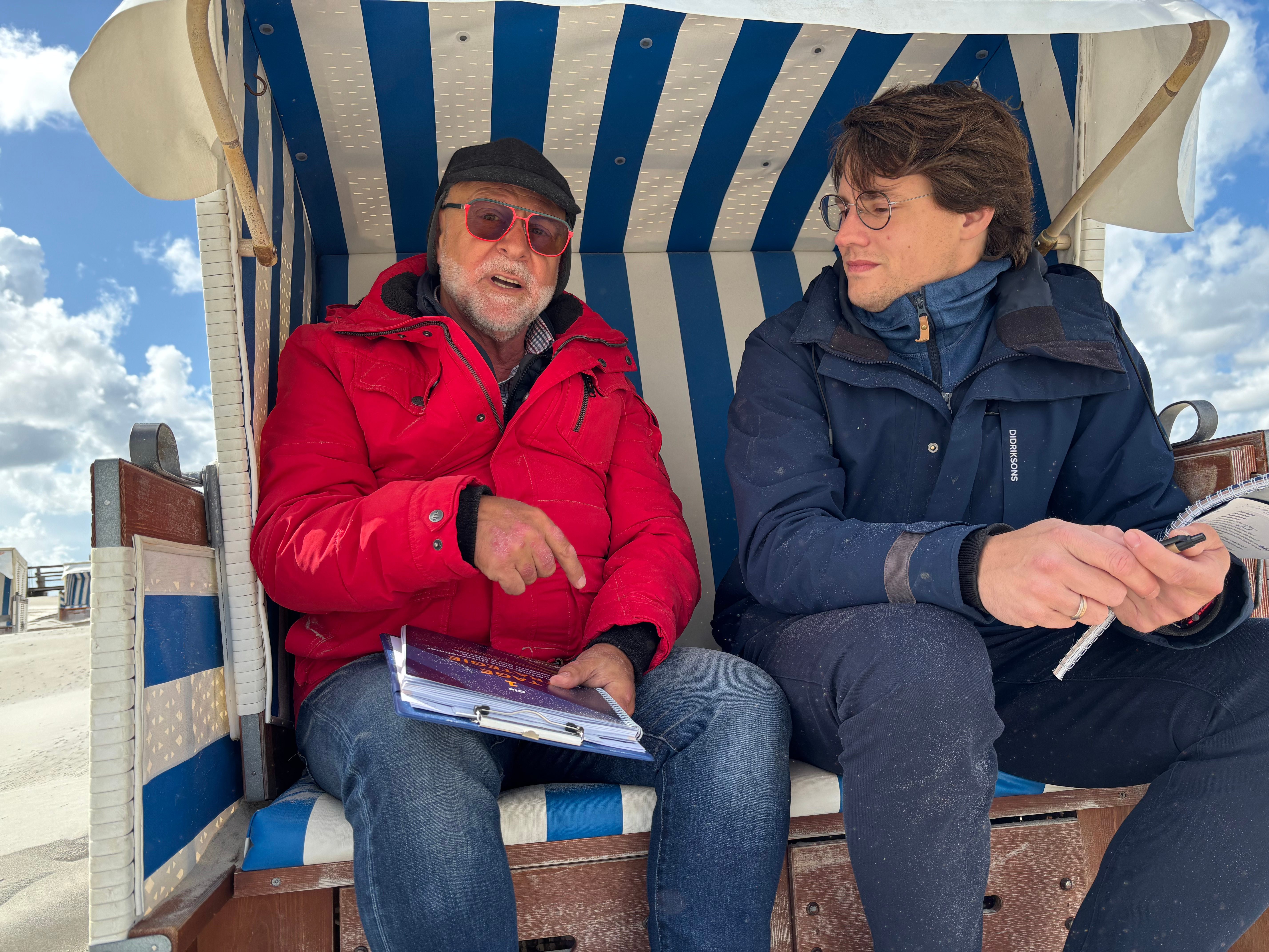 Vertieftes Gespräch mit Notizen im Strandkorb an der Nordsee