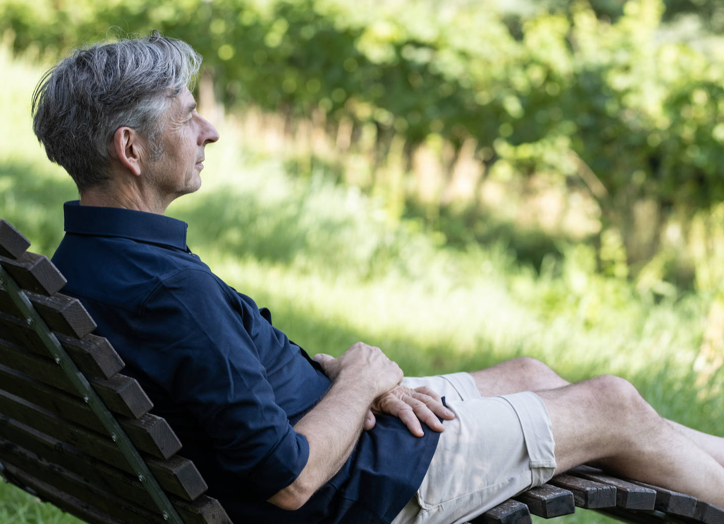 Entspannte Pause auf der Bank zwischen den Arbeitseinheiten
