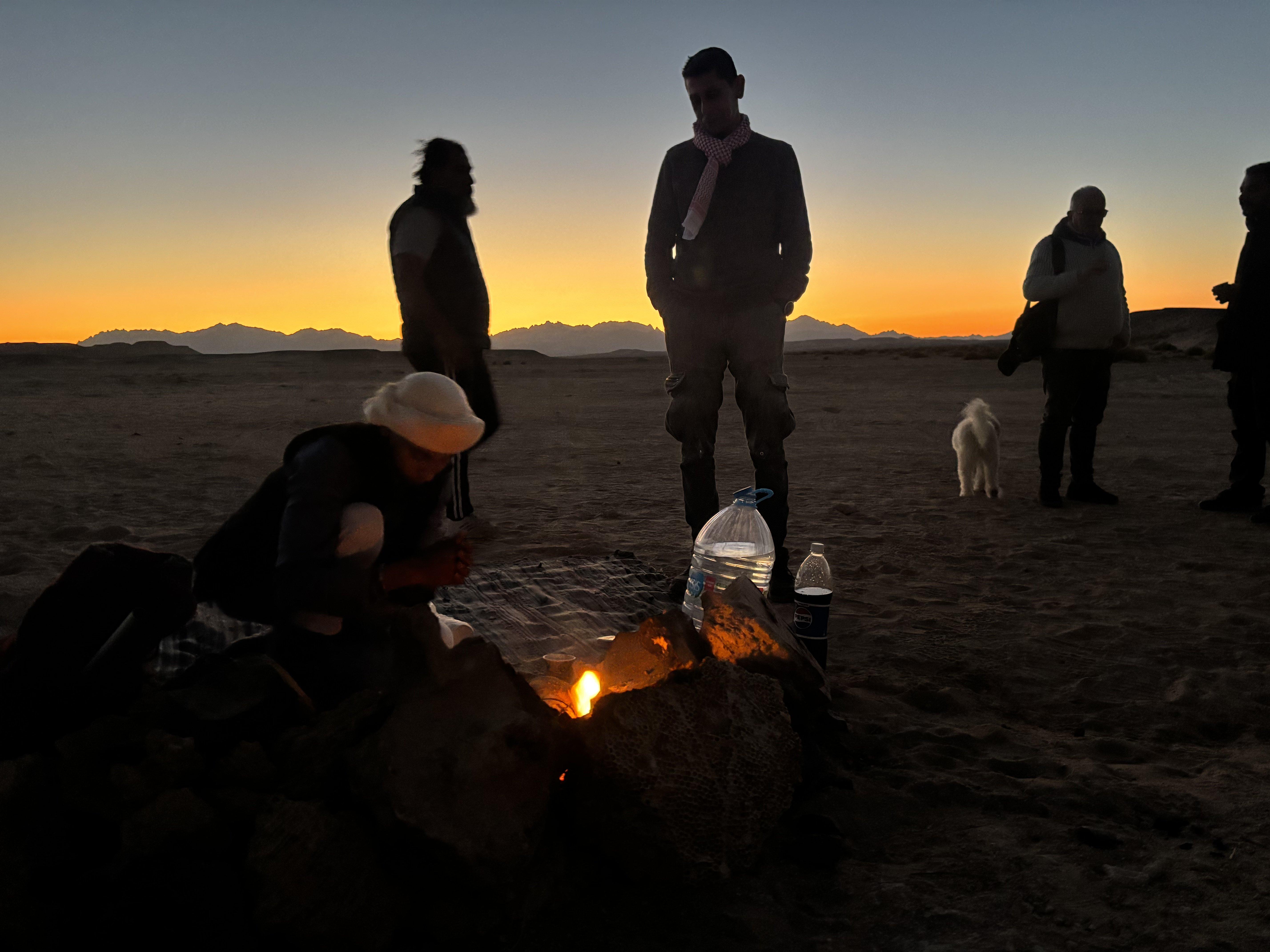 Lagerfeuer in der Wüste am Abend