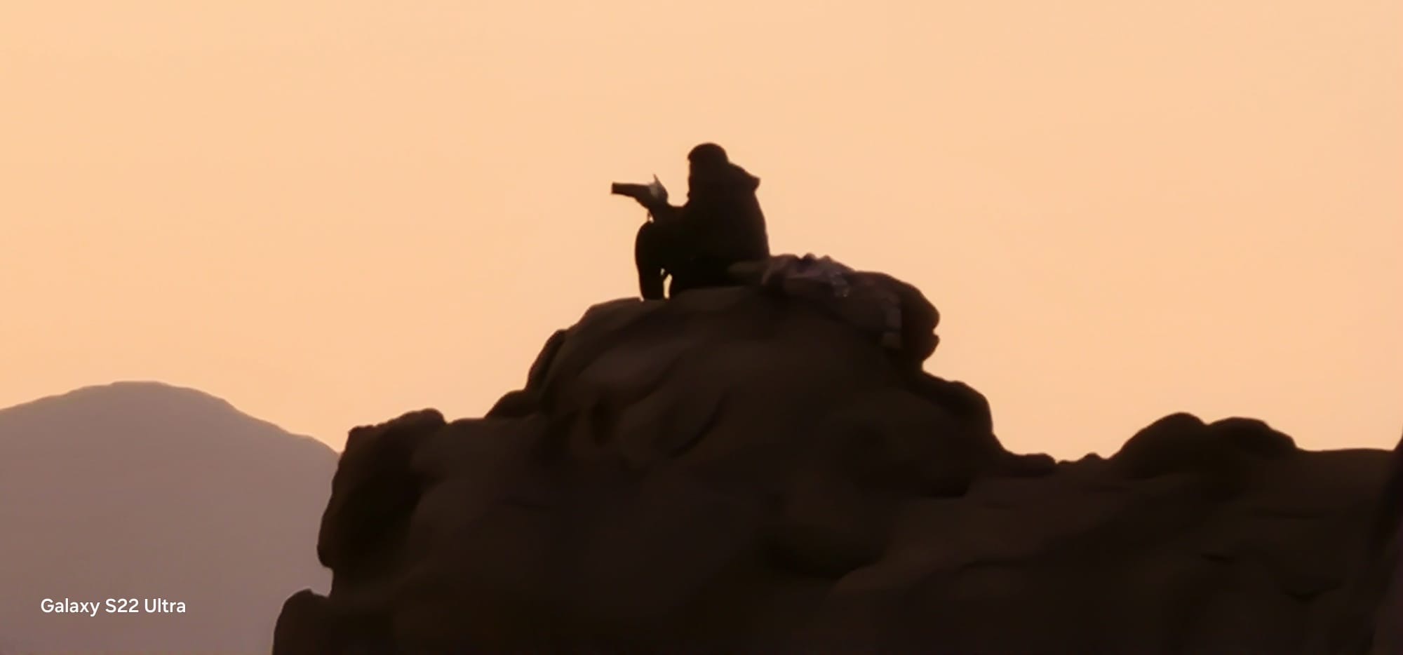 Silhouette auf einem Felsen im Sonnenuntergang