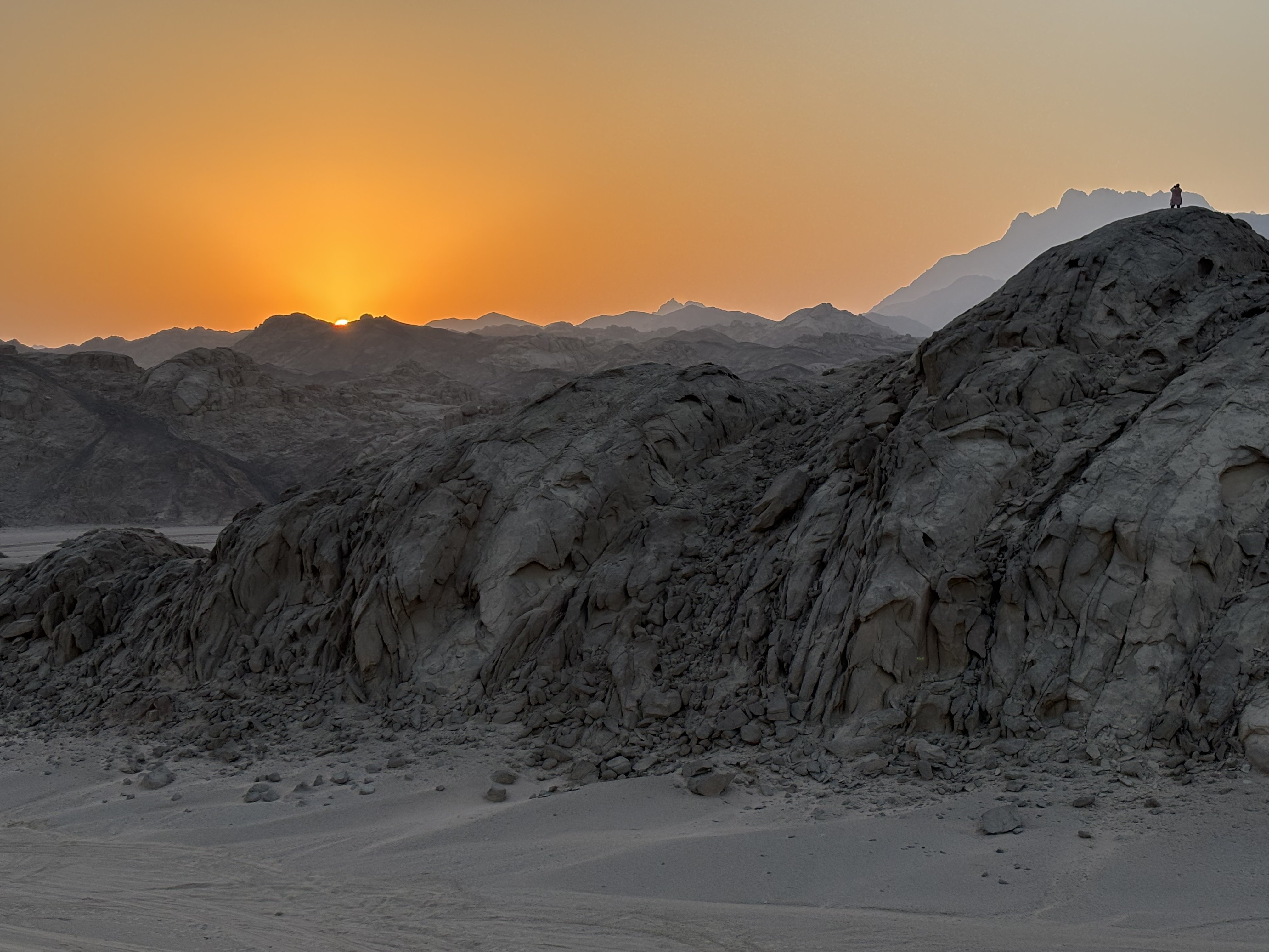 Wüstenlandschaft im Sonnenuntergang mit Felsen